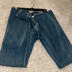 Vintage rebel USA with rips for a cute style!